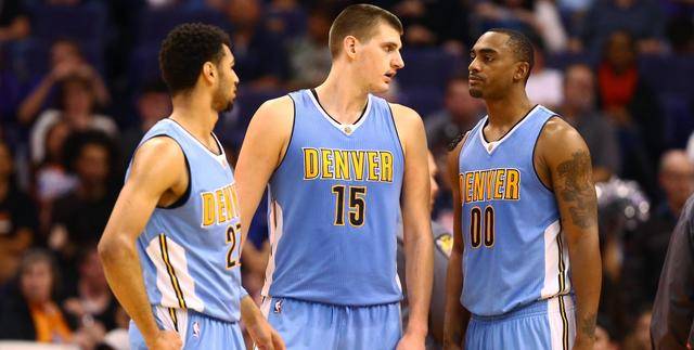 意甲爆笑剧场：绿黑小旋风VS紫百合魔法团，今晚谁家厨房不冒烟？（意甲欢乐夜：绿黑旋风战紫百合魔阵，今夜哪家锅先开？）