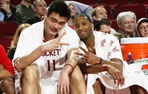 杜兰特连续得分，全队士气高涨（杜兰特连连得手，全队斗志高昂）